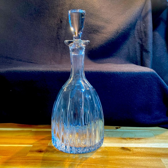 Round Cut Crystal Whiskey Decanter with Stopper - Picture 1 of 6